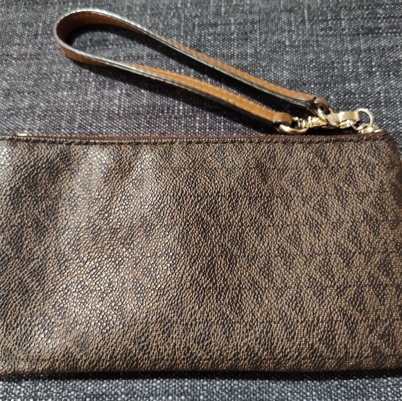 Michael Kors Jet Set Wristlet - Picture 2 of 3